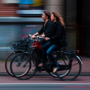 Fahrradfahrerinnen auf Straße