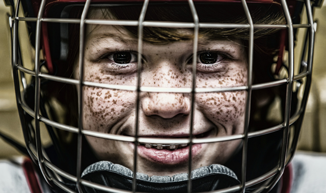 Kind mit Eishockeyhelm