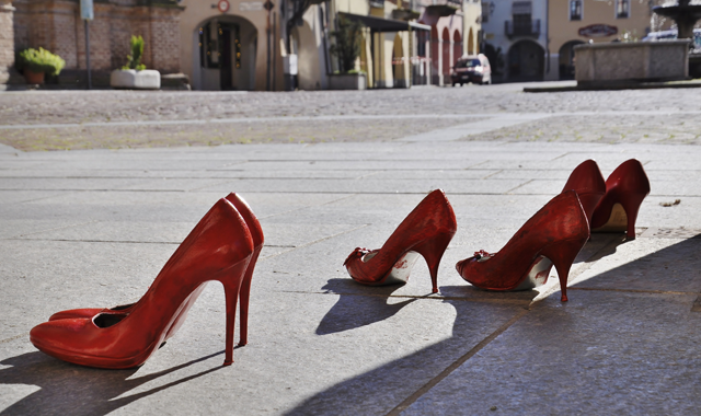 Aktion: Blutrote Schuhe in Essen stehen für Opfer häuslicher Gewalt ...